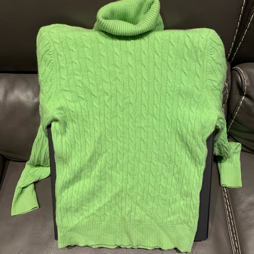 Green ladies cashmere sweater
Size S-M